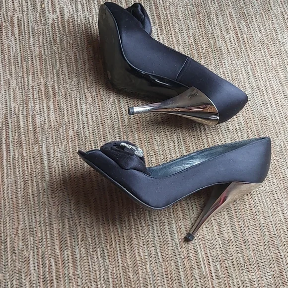 Shoes - Picture 3 of 4